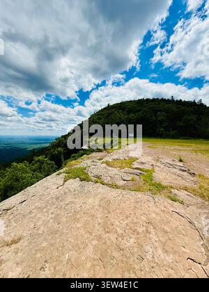 North South Lake Campingplatz in Haines Falls, New york. Blauer Steilhang-Wanderweg in der Nähe des Informationsschilds an der historischen Stätte des Catskill Mountain House. Stockfoto