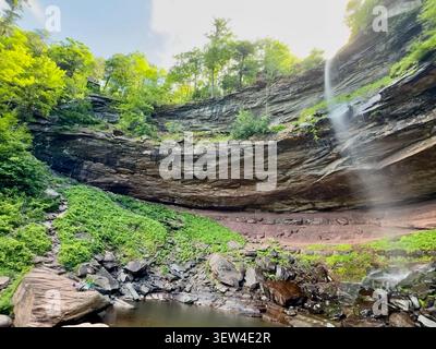 Die malerischen, atemberaubenden Kaaterskill Falls in der Nähe des North South Lake in Haines Falls, NY, versteckt in den Catskill Mountains. Atemberaubender Blick auf den Wasserfall, Stockfoto