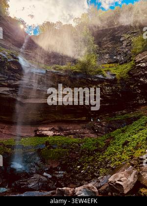 Die malerischen, atemberaubenden Kaaterskill Falls in der Nähe des North South Lake in Haines Falls, NY, versteckt in den Catskill Mountains. Atemberaubender Blick auf den Wasserfall, Stockfoto