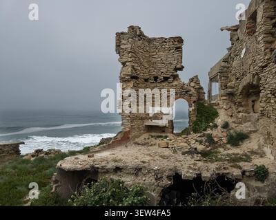 Ruinen eines verlassenen Hauses auf einer Klippe mit Blick auf den Atlantik in Portugal Stockfoto