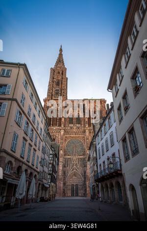 Kathedrale Notre-Dame de Strasbourg, im Mittelalter im gotischen Stil erbaut, bei Sonnenaufgang im Hintergrund der Rue Mercière, Straßburg, Frankreich Stockfoto