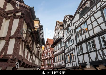 Fassaden traditioneller Fachwerkhäuser im malerischen und touristischen Viertel Petite France in Straßburg, Frankreich Stockfoto