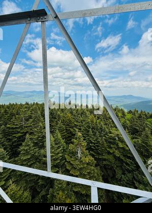 Blick von der Spitze der Stufen des Hunter Mountain Fire Tower. Atemberaubender, weitläufiger Blick auf die Berge, die Region, den Bundesstaat New York und darüber hinaus. Stockfoto