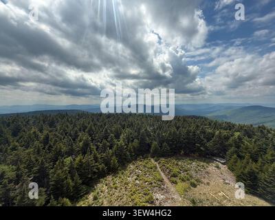 Blick von der Spitze der Stufen des Hunter Mountain Fire Tower. Atemberaubender, weitläufiger Blick auf die Berge, die Region, den Bundesstaat New York und darüber hinaus. Stockfoto