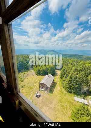 Blick von der Spitze der Stufen des Hunter Mountain Fire Tower. Atemberaubender, weitläufiger Blick auf die Berge, die Region, den Bundesstaat New York und darüber hinaus. Stockfoto