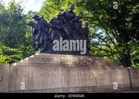 Das 107th Infantry Memorial an der Fifth Avenue im Central Park, Manhattan, New York City, Bronzeskulpturen und Gedenkstätten zu Ehren der Toten im Ersten Weltkrieg Stockfoto