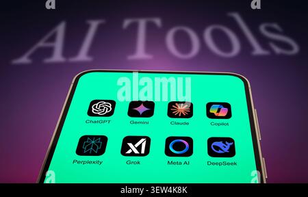 Mobile KI Revolution mit ChatGPT, Gemini, Claude, Grok, Copilot und Perplexität Stockfoto