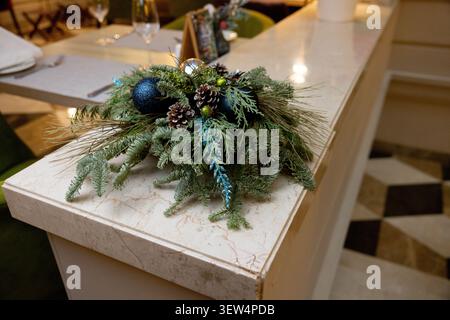 Glühende Weihnachtsdekoration für Weihnachten und Winterferien Stockfoto