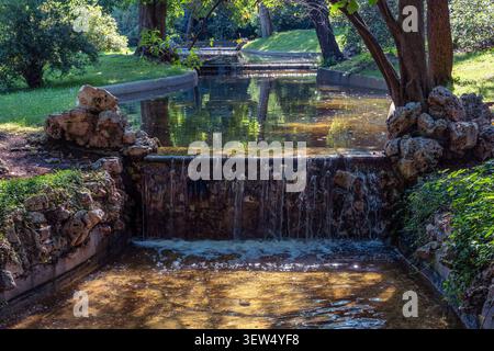 Romantische Holzbrücke über einen kleinen Teich im Retiro Park in Madrid, Spanien. Stockfoto