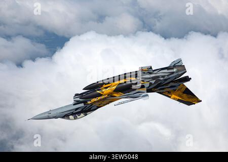 Ein General Dynamics F-16AM Kampffalke, Kennzeichen FA-136, Seriennummer 6H-136, genannt X Tiger der belgischen Luftwaffe, im Flug, von unten gesehen, während der Sanicole 2021. Stockfoto