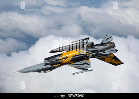 Ein General Dynamics F-16AM Kampffalke, Kennzeichen FA-136, Seriennummer 6H-136, genannt X Tiger der belgischen Luftwaffe, im Flug, von unten gesehen, während der Sanicole 2021. Stockfoto