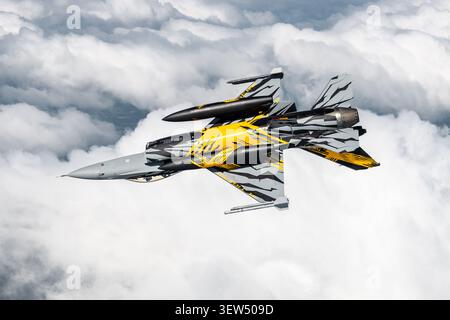 Ein General Dynamics F-16AM Kampffalke, Kennzeichen FA-136, Seriennummer 6H-136, genannt X Tiger der belgischen Luftwaffe, im Flug, von unten gesehen, während der Sanicole 2021. Stockfoto