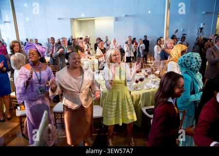 Dr. Jill Biden hört einen Auftritt von Soul Children of Chicago während eines Symposiums, das von First Lady Michelle Obama und der ehemaligen First Lady Laura Bush veranstaltet wurde, über die Förderung von Frauen und Mädchen in Afrika, mit den Ehegatten des US-Afrika Leaders Summit am John F. Kennedy Center for the Performing Arts in Washington, D.C., 6. August 2014. (Offizielles Foto des Weißen Hauses von Lawrence Jackson) dieses offizielle Foto des Weißen Hauses wird nur für die Veröffentlichung durch Nachrichtenorganisationen und/oder für den persönlichen Gebrauch durch den/die Gegenstand(e) des Fotos zur Verfügung gestellt. Das Foto darf nicht bearbeitet werden Stockfoto