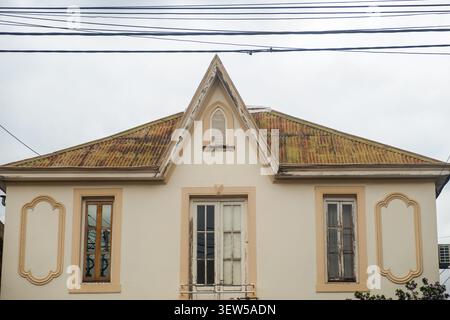 Altes, verlassenes Haus mit eleganter Fassade in Punta Alta, Argentinien Stockfoto