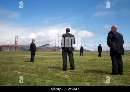 Präsident Barack Obama steht mit Agenten des U.S. Secret Service und schaut auf die Golden Gate Bridge, bevor er an Bord der Marine One in der Landezone des Crissy Fields geht, um von San Francisco, Kalifornien, abzureisen Juli 2014. (Offizielles Foto des Weißen Hauses von Pete Souza) dieses offizielle Foto des Weißen Hauses wird nur für die Veröffentlichung durch Nachrichtenorganisationen und/oder für den persönlichen Gebrauch durch den/die Gegenstand(e) des Fotos zur Verfügung gestellt. Das Foto darf in keiner Weise manipuliert werden und darf nicht in kommerziellen oder politischen Materialien, Werbung, E-Mails, Produkten oder Werbeaktionen verwendet werden, die in irgendeiner Weise verwendet werden Stockfoto