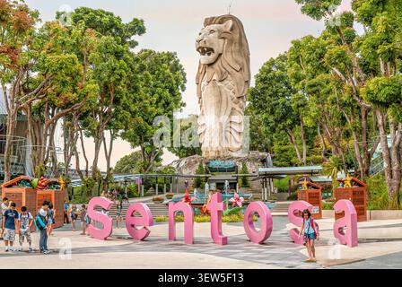 Die berühmte Sentosa Merlion Statue auf Sentosa Island, Singapur, eine berühmte Touristenattraktion und Wahrzeichen umgeben von tropischem Grün und Besuchern. Stockfoto