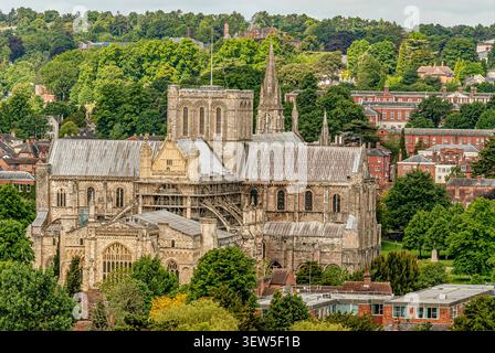 Erhöhter Blick auf die Kathedrale von Winchester in Winchester, Hampshire, England, eine der größten gotischen Kathedralen Europas. Stockfoto