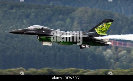 Die belgische Luftwaffe F-16AM Dream Viper Special Livery tritt bei einer Flugschau mit Nachbrenner auf Stockfoto