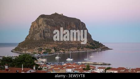Panoramablick auf den historischen Felsen von Monemvasia bei Sonnenuntergang von der gegenüberliegenden Küste. Laconia, Peloponnes, Griechenland Stockfoto
