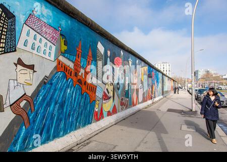Die East Side Wandmalerei von Jim Avignon auf der erhaltenen Berliner Mauer oder der East Side Gallery in Berlin, Deutschland, ist ein absolutes Highlight für Touristen Stockfoto