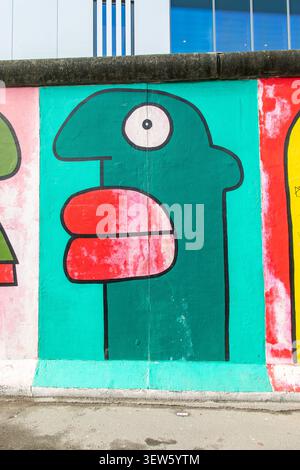 Detail der Hommage an die junge Generation Wandgemälde von Thierry Noir auf der erhaltenen Berliner Mauer in der East Side Gallery, Berlin, Deutschland Stockfoto