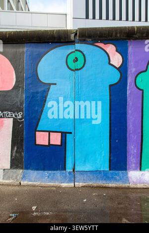 Detail des Wandgemäldes "Hommage an die junge Generation" von Thierry Noir auf einem erhaltenen Teil der Berliner Mauer in der Freiluftgalerie East Side Gallery Stockfoto