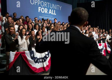 Präsident Barack Obama winkt den Schülern zu, während er auf der Bühne läuft, um an der Bladensburg High School in Bladensburg, MD, am 7. April 2014 eine Rede zu halten. (Offizielles Foto des Weißen Hauses von Pete Souza) dieses offizielle Foto des Weißen Hauses wird nur für die Veröffentlichung durch Nachrichtenorganisationen und/oder für den persönlichen Gebrauch durch den/die Gegenstand(e) des Fotos zur Verfügung gestellt. Das Foto darf in keiner Weise manipuliert und nicht in kommerziellen oder politischen Materialien, Werbung, E-Mails, Produkten oder Werbeaktionen verwendet werden, die auf irgendeine Weise eine Genehmigung oder Billigung des Präsidenten, der First Family, o nahelegen Stockfoto