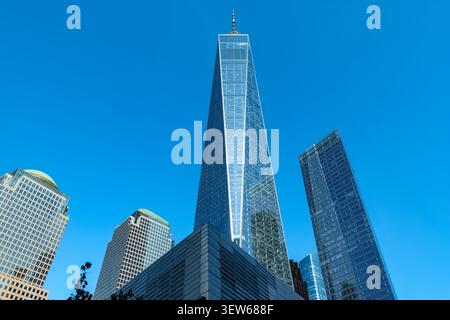 New York, NY, Vereinigte Staaten – Niedrigwinkelaufnahme, die nach oben zum ikonischen One World Trade Center-Turm schaut Stockfoto