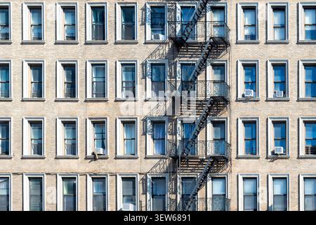 Architektonisches Detail einer Wohnapartment-Brickhausfassade in Harlem, New York City Stockfoto