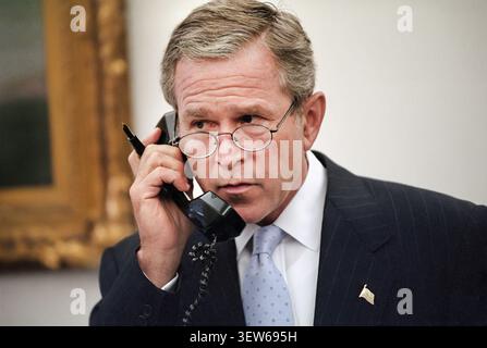 US-Präsident George W. Bush telefoniert am Telefon, Oval Office des Weißen Hauses, Washington, D.C., USA, Eric Draper, George W. Bush White House Photo Office, 14. September 2001 Stockfoto