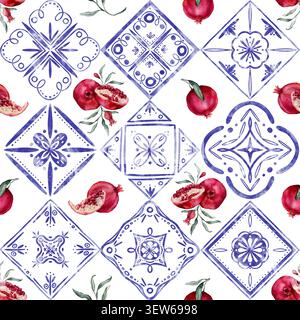 Nahtloses Muster aus portugiesischen Azulejo-Fliesen und Granatapfelbranche. Blaues Mittelmeer, spanische Keramiktraditionen. Handgezeichnetes Aquarell Stockfoto