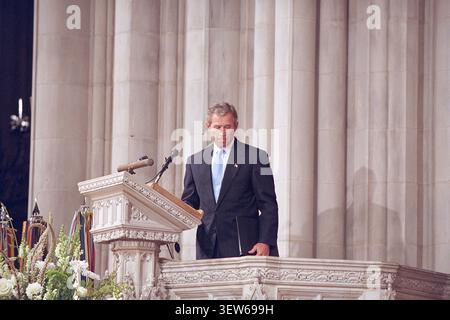 US-Präsident George W. Bush schloss seine Ausführungen während des National Day of Prayer and Remembrance Service, National Cathedral, Washington, D.C., USA, ab. Eric Draper, George W. Bush White House Photo Office, 14. September 2001 Stockfoto