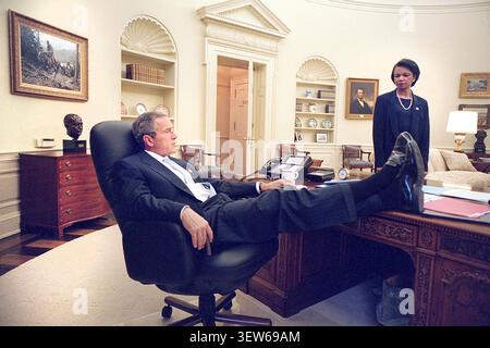 US-Präsident George W. Bush trifft sich mit dem nationalen Sicherheitsberater Condoleezza Rice, Oval Office des Weißen Hauses, Washington, D.C., USA, Eric Draper, George W. Bush White House Photo Office, 14. September 2001 Stockfoto