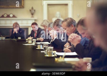 US-Präsident George W. Bush beugt sich vor der Kabinettssitzung im Kabinettsaal des Weißen Hauses, Washington, D.C., USA, Eric Draper, George W. Bush White House Photo Office, 14. September 2001 Stockfoto