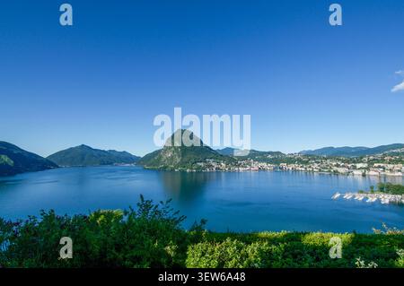 Atemberaubendes Weitwinkelpanorama auf den Gipfel des Monte San Salvatore und den Luganersee, vom erhöhten Aussichtspunkt des Parco San Michele in Castagnola, SWI Stockfoto