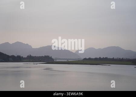 Panoramablick auf Loch Leven und die Ballachulish-Brücke unter einem trüben Himmel Stockfoto