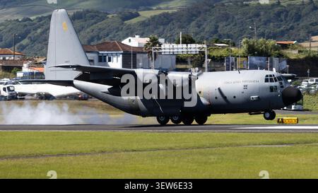 Portugiesische Luftwaffe C-130H Hercules Touchdown auf Lajes Air Base Stockfoto