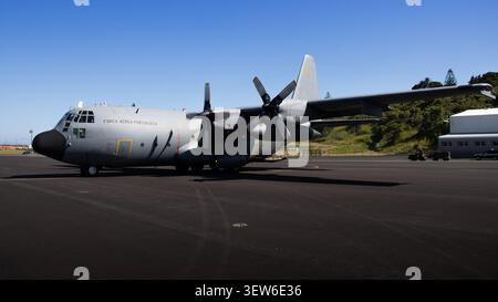 Die portugiesische Luftwaffe C-130H Hercules fährt auf dem Luftwaffenstützpunkt Lajes Stockfoto