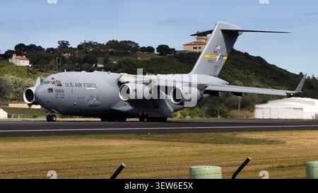 C-17A Globemaster III der US Air Force auf dem Flugplatz Lajes auf den Azoren Stockfoto