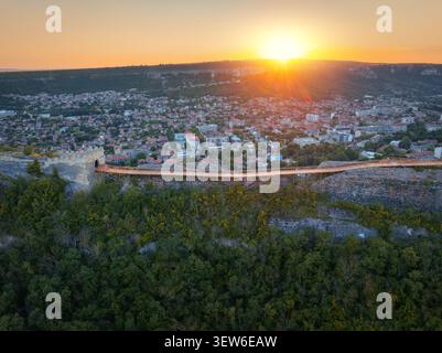 Atemberaubender Blick aus der Luft auf die Brücke der Festung Ovech bei goldenem Sonnenuntergang, Bulgarien Stockfoto