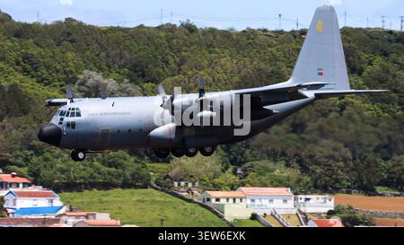 Die portugiesische Luftwaffe C-130H Hercules landet auf dem Luftwaffenstützpunkt Lajes, Azoren, Portugal Stockfoto