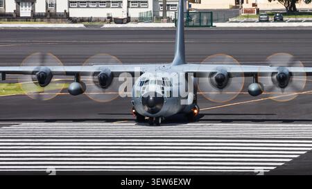 Die portugiesische Luftwaffe C-130H Hercules fährt auf der Flugbasis Lajes, Azoren, Portugal Stockfoto