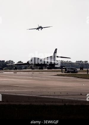 USAF Rockwell B-1B Langenlandung mit geparktem Bomber Stockfoto
