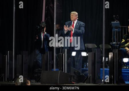 Washington, Usa. Juni 2026. US-Präsident Donald Trump, applaudiert beim Auftakt der Great American State Fair vor dem Hauptquartier des Landwirtschaftsministeriums am 24. Juni 2026 in Washington, DC. Die Veranstaltung, die ursprünglich zur Feier des 250-jährigen Bestehens der Nation organisiert wurde, wurde zu einer Kampagne-ähnlichen Kundgebung für Präsident Trump und MAGA Follower.Credit: Christophe Paul/USDA Photo/Alamy Live News Stockfoto