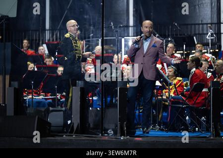 Washington, Usa. Juni 2026. Sänger Lee Greenwood tritt mit der U.S. Marine Corp Band auf während des Auftakts der Great American State Fair vor dem Hauptsitz des Landwirtschaftsministeriums am 24. Juni 2026 in Washington, DC. Die Veranstaltung, die ursprünglich zur Feier des 250-jährigen Bestehens der Nation organisiert wurde, wurde zu einer Kundgebung im Kampagnenstil für Präsident Trump und MAGA Follower.Credit: Christophe Paul/USDA Photo/Alamy Live News Stockfoto