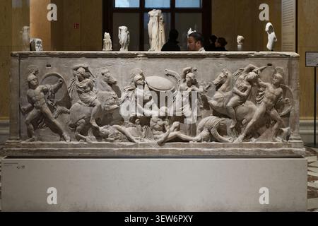 Marmor Amazonomachy Sarkophag, 4. Jahrhundert v. Chr., der eine Schlacht zwischen Griechen und Amazonen darstellt. Das Hotel befindet sich im Kunsthistorischen Museum Wien. Stockfoto