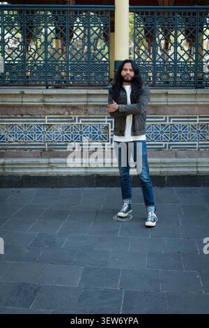 Junger Mann, der vor dem morisco Kiosk steht Stockfoto