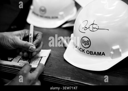 Präsident Barack Obama unterschreibt Schutzhelme und andere Gegenstände, nachdem er im Werk Irvin der United States Steel Corporation in West Mifflin, Penn., 29. Januar 2014 eine Rede gehalten hat. (Offizielles Foto des Weißen Hauses von Pete Souza) dieses offizielle Foto des Weißen Hauses wird nur für die Veröffentlichung durch Nachrichtenorganisationen und/oder für den persönlichen Gebrauch durch den/die Gegenstand(e) des Fotos zur Verfügung gestellt. Das Foto darf in keiner Weise manipuliert werden und darf nicht in kommerziellen oder politischen Materialien, Werbung, E-Mails, Produkten oder Werbeaktionen verwendet werden, die auf irgendeine Weise eine Genehmigung oder Billigung der Pressemitteilung nahelegen Stockfoto