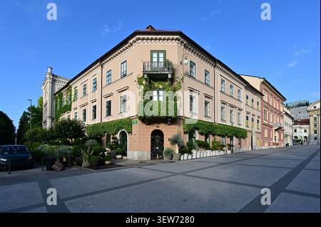 Gebäude auf dem Kongressplatz im Zentrum von Ljubljana, Slowenien, im klaren sonnigen Morgenlicht. Stockfoto