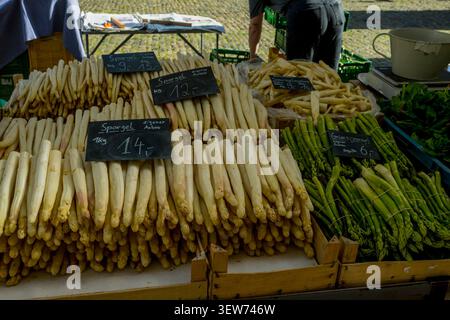 Eine Marktszene auf dem Münsterplatz mit frischem weißem Spargel und grünem Spargel in Freiburg im Breisgau, Baden-Württemberg. Stockfoto